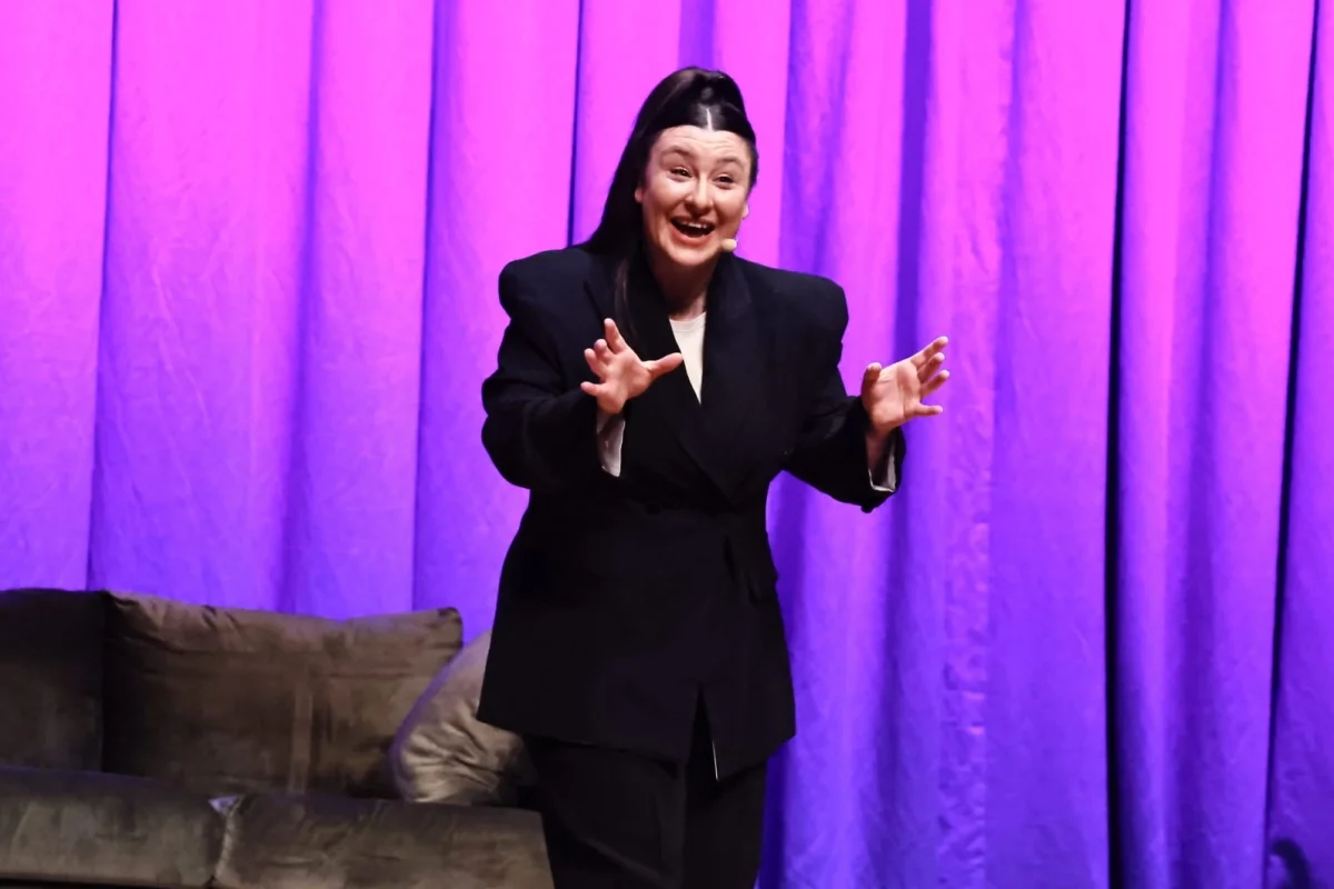 Yasemin Sakallıoğlu AASSM’de İzmir’i Güldürdü