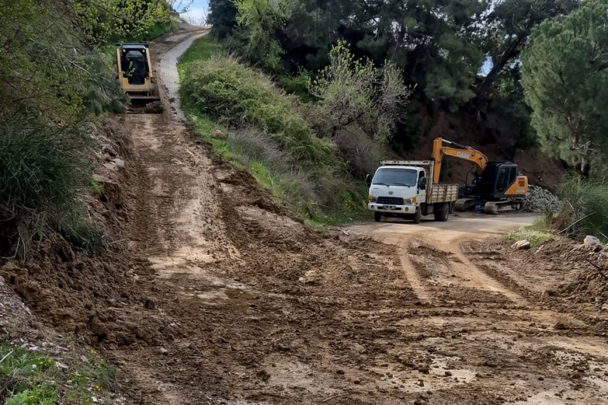 EFELER BELEDİYESİ SAĞNAK YAĞMUR'UN OLUMSUZ İZLERİNİ YOLLARDAN TEMİZLEDİ